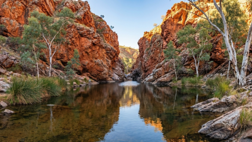 赤い岩に囲まれたオーミストン渓谷の水辺