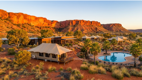 キングスキャニオン近くの赤い砂漠に建つディスカバリー リゾーツ キングス キャニオンの宿泊施設と絶景