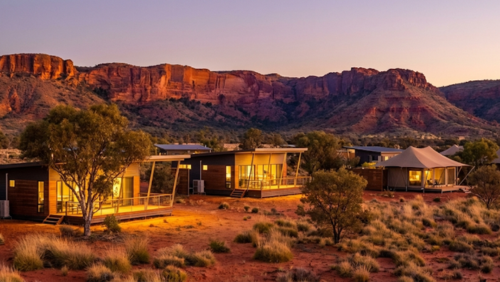 夕暮れのキングスキャニオンの大自然の中に建つディスカバリー リゾーツ - キングス キャニオンのロッジと赤い大地の風景