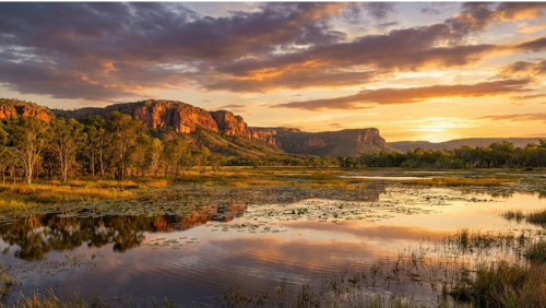 夕日に照らされたカカドゥ国立公園の湿地と断崖の絶景