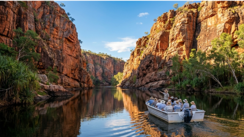 オーストラリアのニトミルク渓谷で、赤い断崖に囲まれた静かな川を進むボートツアーの風景。