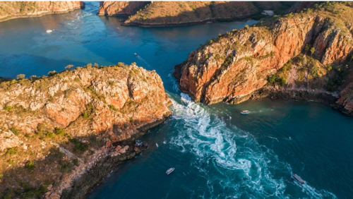 ホリゾンタルフォールズの海の滝