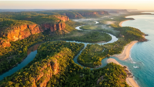 オーストラリア北部の手つかずの大自然を空から見た風景。熱帯雨林、川、断崖、海が広がる壮大な景観。