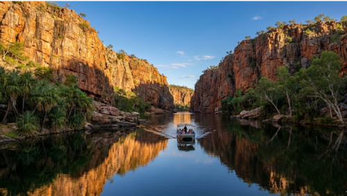 ニトミルク国立公園の断崖に囲まれた渓谷を進むボートツアーと、穏やかな川に映る絶景