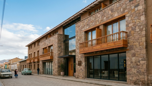 ウユニ中心部に位置するホテル ロサリオ ウユニ コレクションの外観。伝統的なアンデス建築と現代的なデザインが融合した、落ち着いた雰囲気のホテル。