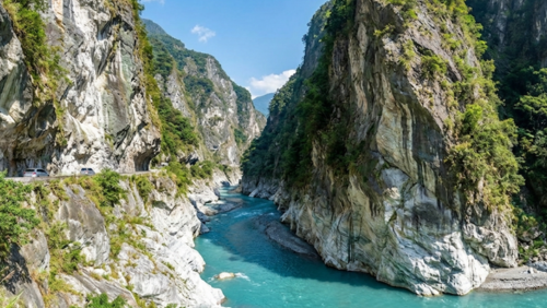 太魯閣渓谷の大理石の断崖と、エメラルド色の川が織りなす壮大な景観。