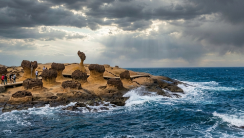 野柳地質公園の奇岩群と青い海。自然が創り出した迫力ある景色。