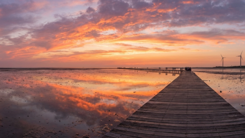 高美湿地の夕景。空と雲が水面に映る幻想的なサンセット。