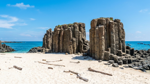 澎湖諸島の白い砂浜と玄武岩の海岸線。澄んだ海が広がる離島の絶景。