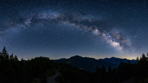 台湾・阿里山または烏来周辺の山間部で撮影された、街灯のない静かな夜の風景。澄んだ夜空に無数の星と淡く広がる天の川が見え、山並みと森林がシルエットになって浮かび上がっている。自然の静けさと星空の美しさが伝わる一枚
