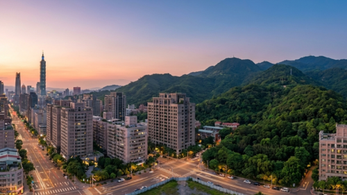 台湾で都市の便利さと自然の豊かさを同時に感じられる街と山の風景