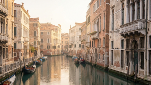 運河と歴史的建築が織りなす水の都ヴェネツィアの幻想的な街並み
