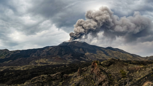 シチリア島にそびえる活火山エトナ山の迫力ある自然風景