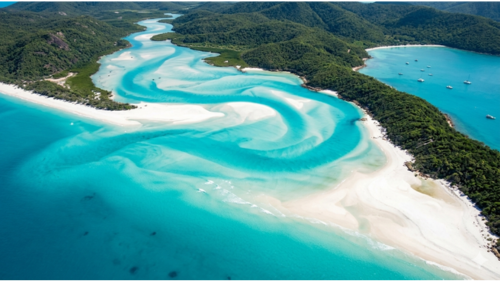 ターコイズブルーの海と真っ白な砂が広がるホワイトヘブンビーチを上空から見た風景