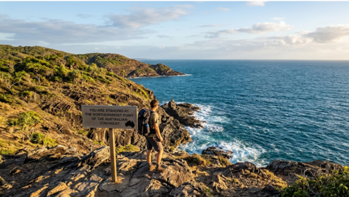 オーストラリア最北端ケープヨーク半島の看板と荒々しい海岸の風景