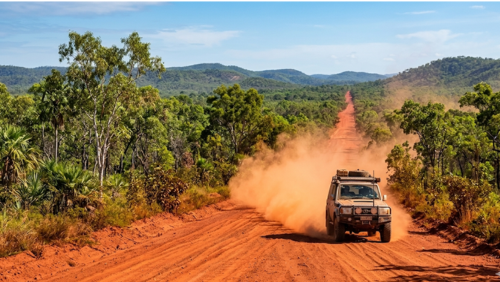 ケープヨーク半島の赤土のアウトバックロードを走る四輪駆動車