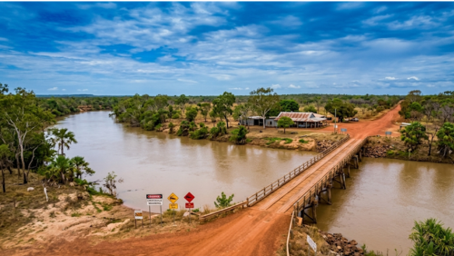 ケープヨーク半島のアーチャー川と赤土の道、ワニの生息するアウトバックの川景色