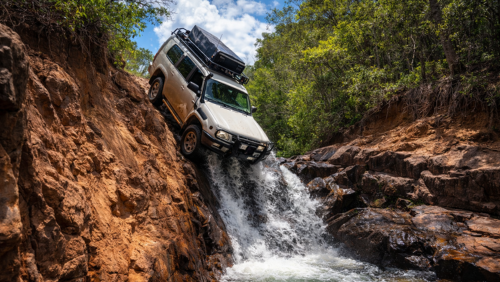 ケープヨークのオールド・テレグラフ・トラックで急斜面から川へ下る4WDの川渡りシーン