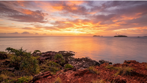 ケープヨーク最北端近くサマセットから見た海に沈む夕日