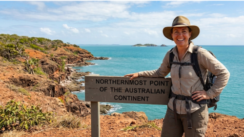 オーストラリア本土最北端パジャイン岬の看板と記念写真を撮る旅行者