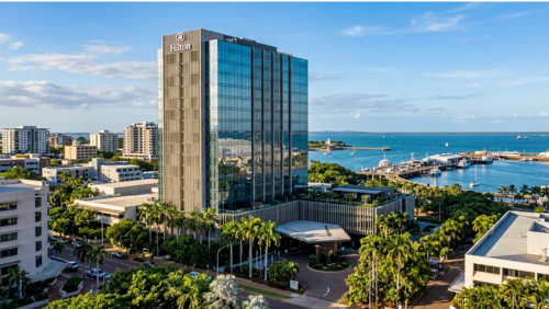 ダーウィン中心部にある高層ホテルHilton Darwinの外観