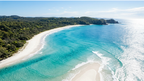 オーストラリア東海岸の透き通るターコイズブルーの海と白い砂浜の絶景
