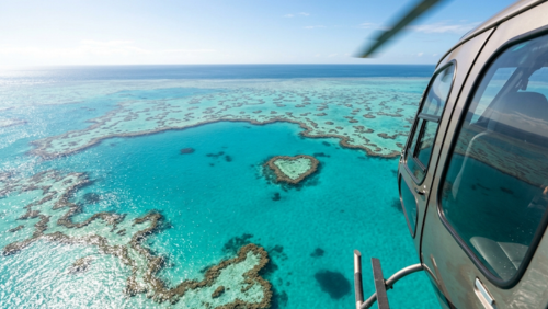 ヘリコプターから見下ろすハートリーフとサンゴ礁の広がる海の絶景