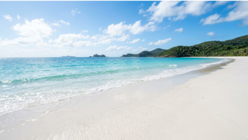 真っ白な砂浜と透き通る海が広がるホワイトヘブンビーチの絶景