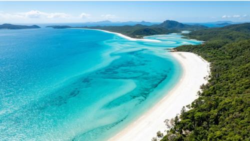 長く続く白い砂浜とエメラルドの海が広がるホワイトヘブンビーチの全景