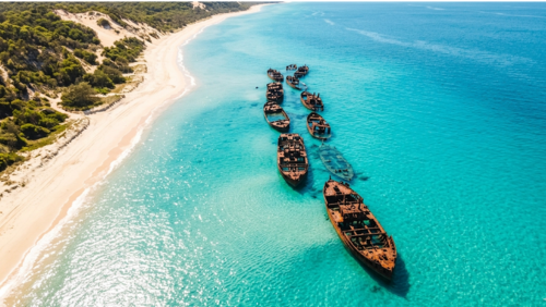 モートン島の海に浮かぶ難破船と透明なエメラルドブルーの海の絶景