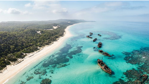 モートン島の難破船と透き通る海が広がる幻想的な風景