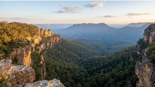青い霞に包まれたブルー・マウンテンズの広大な渓谷と断崖のパノラマ絶景