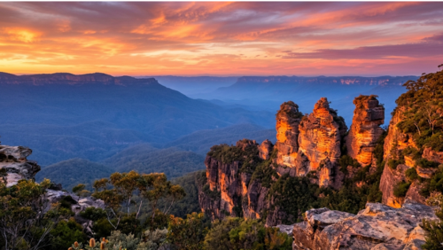 夕焼けに染まるスリーシスターズと青く霞むブルー・マウンテンズの幻想的な絶景