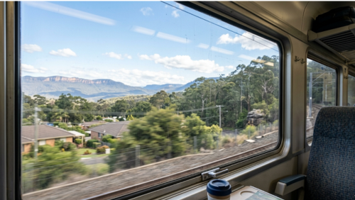 ブルーマウンテンズ線の車窓から見える街並みから自然へと変わる風景
