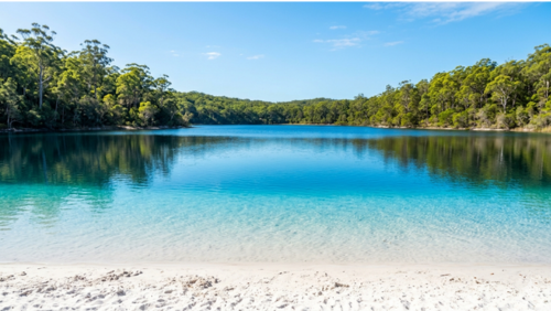 白い砂浜と透明な青い水が広がるマッケンジー湖の絶景