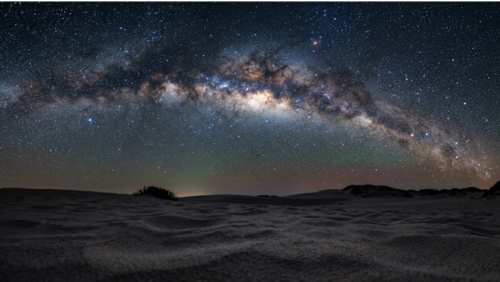砂丘に寝転びながら見上げる満天の星空と天の川の幻想的な風景