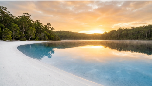 朝日に照らされた静かなマッケンジー湖と透き通る青い水面の絶景