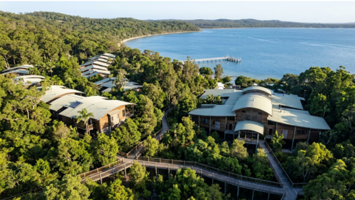 自然に囲まれたキングフィッシャー・ベイ・リゾートと穏やかな海の風景