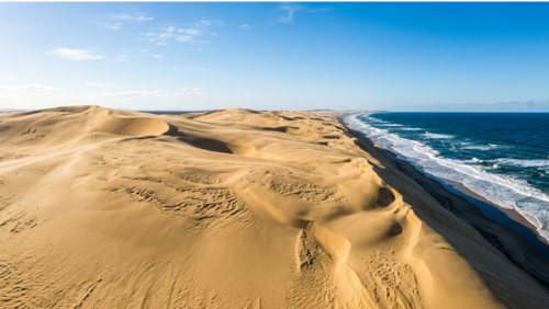 砂丘と海が広がるストックトン・ビーチの広大な絶景