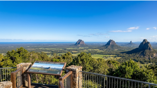 展望台から見渡すグラスハウスマウンテンズの360度広がる大パノラマ絶景