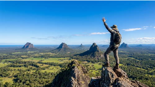 山の稜線で手を伸ばし空に届きそうな感覚を味わうハイキングの風景