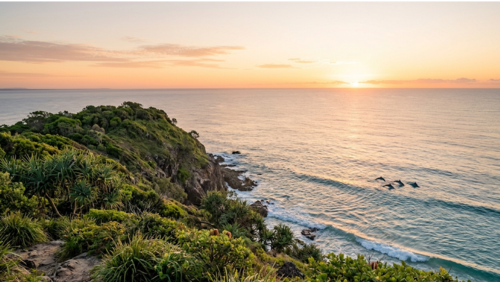 ヌーサ国立公園ドルフィン・ポイントの朝の風景。穏やかな海と朝の光の中でイルカが泳ぐ姿を望める展望スポット