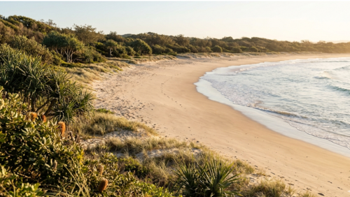 ペレジアンセクションの静かなビーチの風景。人が少なく穏やかな波と自然に囲まれた、ローカルのような落ち着いた海辺の景色