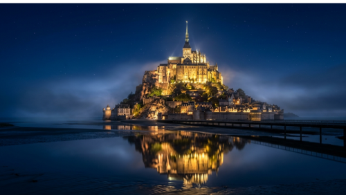 モン・サン・ミッシェルの夜景。幻想的なライトアップが輝くフランス・ノルマンディー地方の世界遺産
