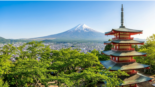初夏の新緑に包まれた新倉山浅間公園から望む忠霊塔と富士山の絶景