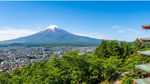 山梨県新倉山浅間公園から見た初夏の雄大な富士山の絶景